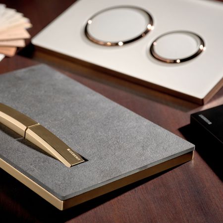 Elegante goldene Badarmaturen auf dunkler Unterlage präsentiert