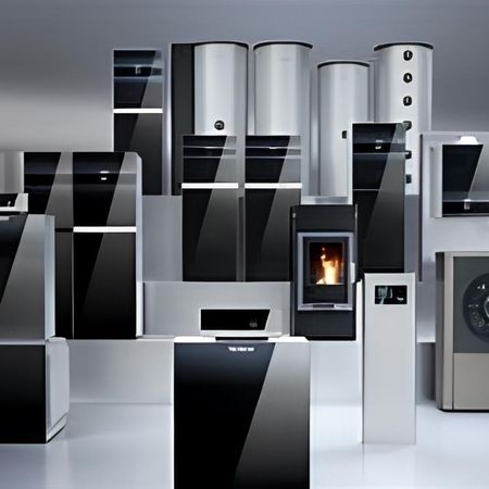 Moderne Heiztechnik mit verschiedenen Wärmespeichern und Heizsystemen