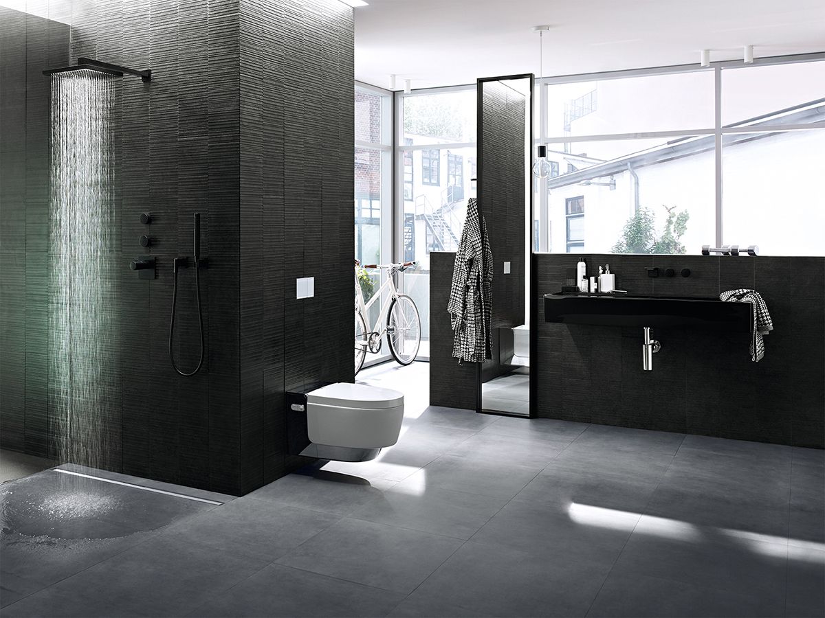 Ein Badezimmer mit offener Dusche