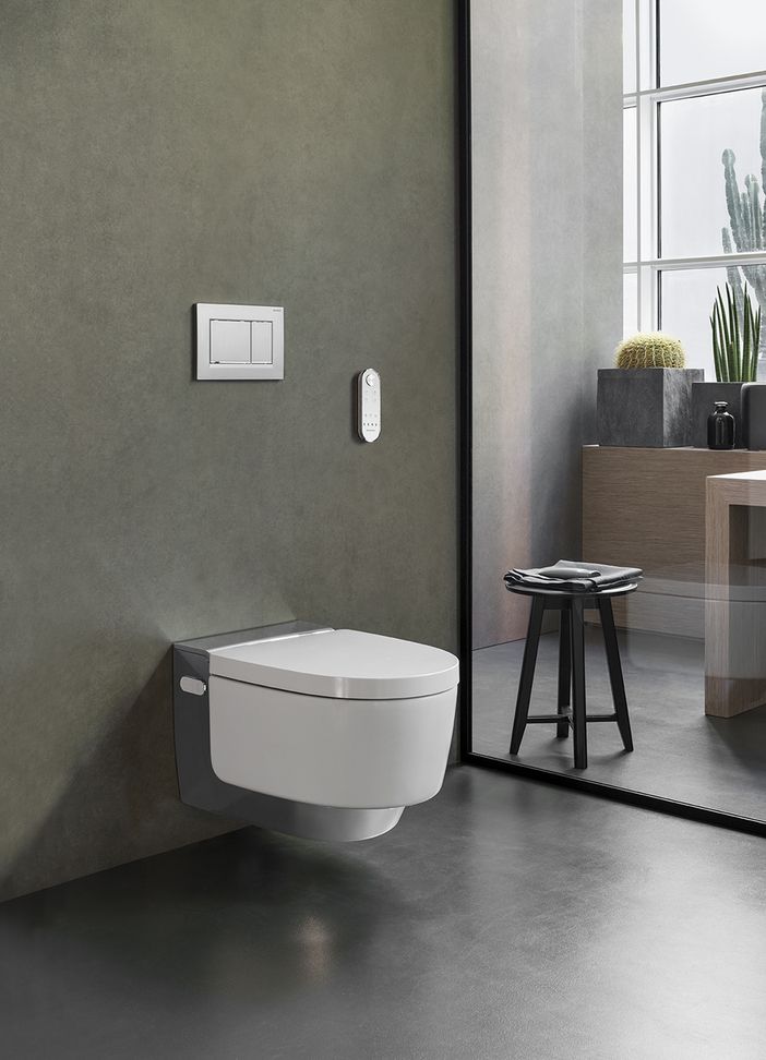 Eine Toilette in einem Badezimmer